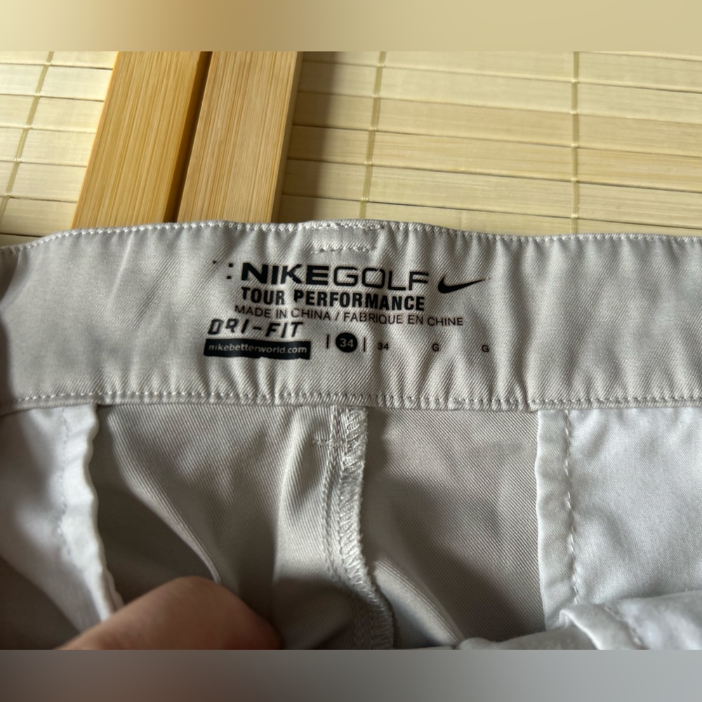 Tan nike tour performance golf shorts
Size:34
Like new condition - Picture 2 of 4